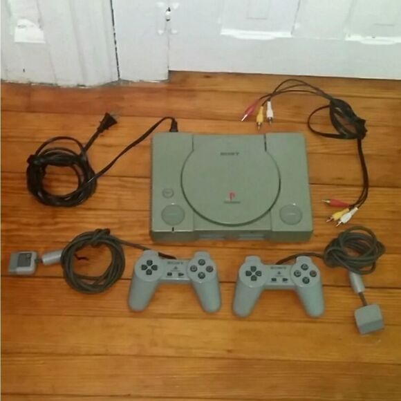 FIRM! Play Station One Original With 2 Remotes - Picture 1 of 5